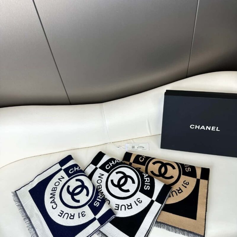 CHANEL 小香徽章围巾