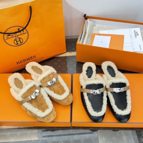 Hermès 𝟐𝟎𝟐𝟑羊皮毛𝐊𝐞𝐥𝐥𝐲扣穆勒半拖毛毛鞋