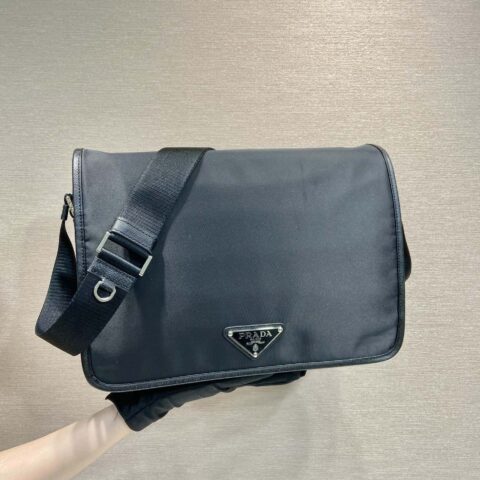 PRADA 进口尼龙面料 新款邮差包 2VD039