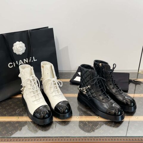 CHANEL 小香𝟐𝟎𝟐𝟑秋冬菱格链条马丁靴