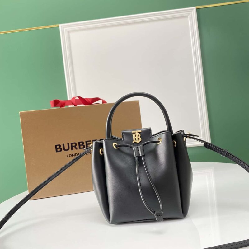 Burberry巴宝莉 立体版型的水桶包 黑色