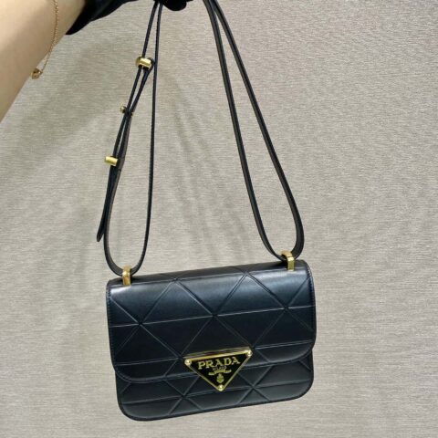 PRADA 新款三角菱格空姐包🎉1BD320