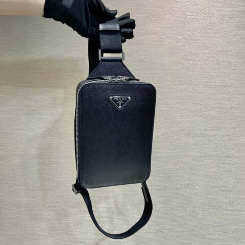 PRADA 新款胸包🎉2VZ106胸包