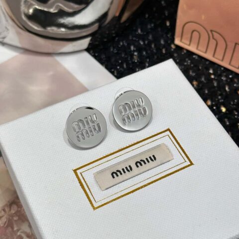 ❗️新品❗️MIU MIU缪缪镂空银色光面耳钉耳环