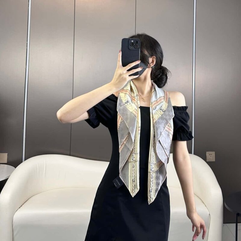 GUCCI 暗纹缎面真丝巾