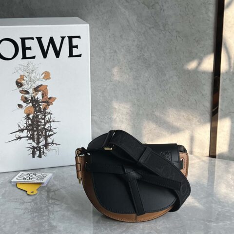 LOEWE 字母寛肩带马鞍包MiniGateDual手袋 0672