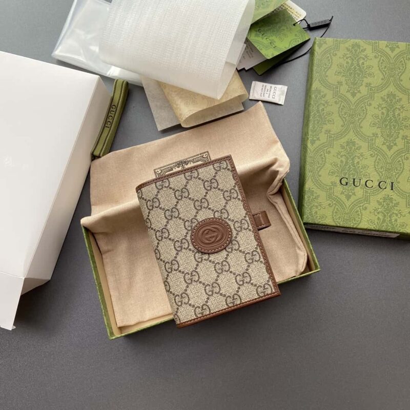 GUCCI G家饰互扣式双G标签护照夹 724562
