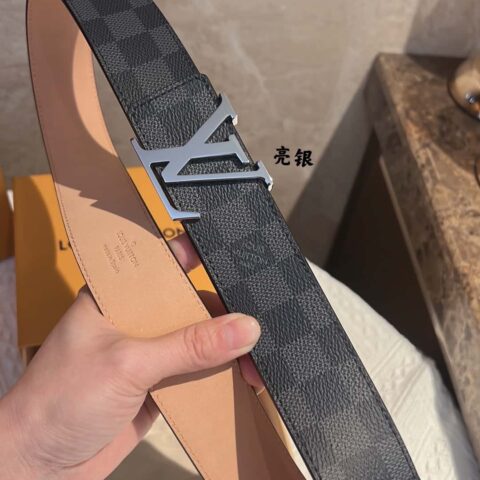 LV 标志性字母金属扣腰带 M9808/M9608/M9610