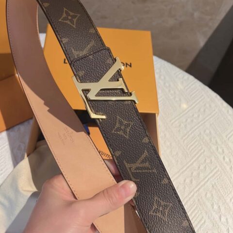 LV 标志性字母金属扣腰带 M9808/M9608/M9610