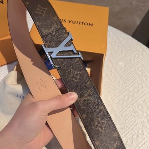 LV 标志性字母金属扣腰带 M9808/M9608/M9610