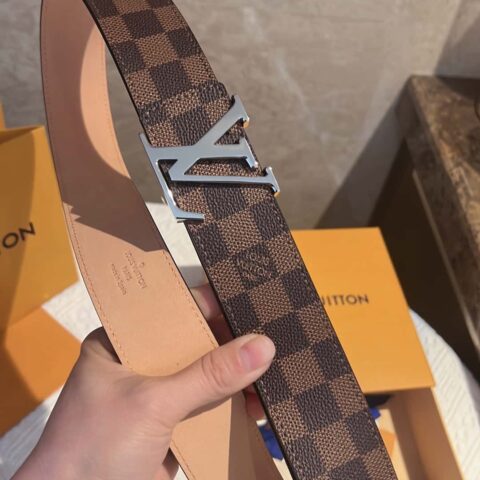 LV 标志性字母金属扣腰带 M9808/M9608/M9610