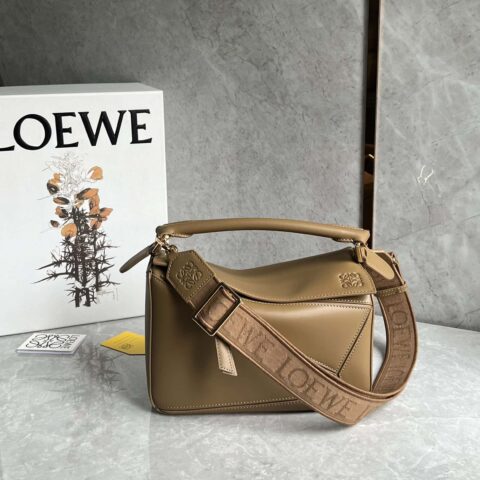 LOEWE 缎面牛皮➕Anagram刺绣肩带 puzzle几何包 0189橡木棕