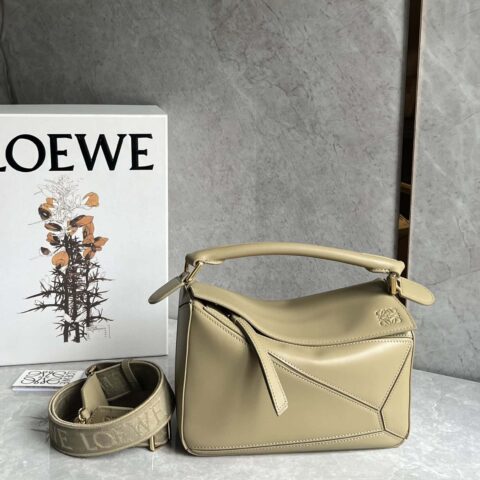 LOEWE 缎面牛皮➕Anagram刺绣肩带 puzzle几何包 0189粘土绿