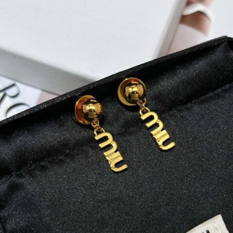 ❗️新品❗️MIUMIU耳钉耳环 原单货K 【款式】MIU MIU缪缪金色字母耳钉耳环