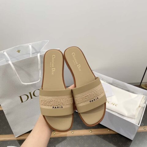 DIOR 𝟐𝟎𝟐𝟒春夏新款真皮刺绣平底拖鞋系列