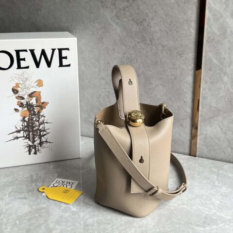 LOEWE 最新𝑷𝒆𝒃𝒃𝒍𝒆水桶包 0705沙色