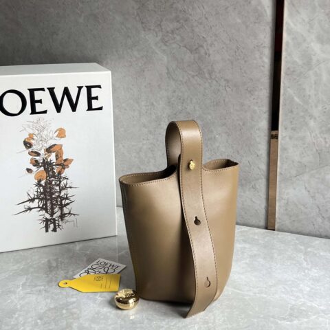 LOEWE 最新𝑷𝒆𝒃𝒃𝒍𝒆水桶包 0705平纹棕色