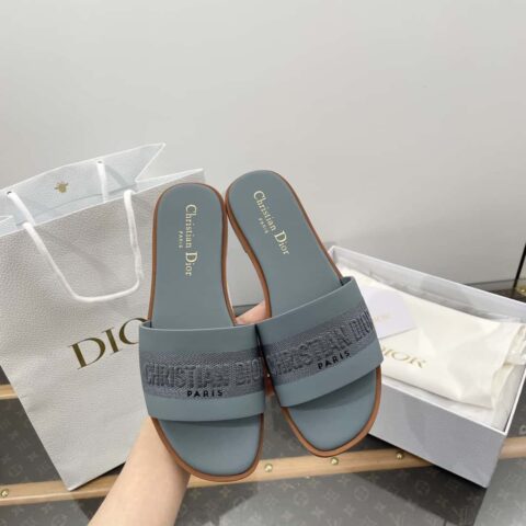 DIOR 𝟐𝟎𝟐𝟒春夏新款真皮刺绣平底拖鞋系列