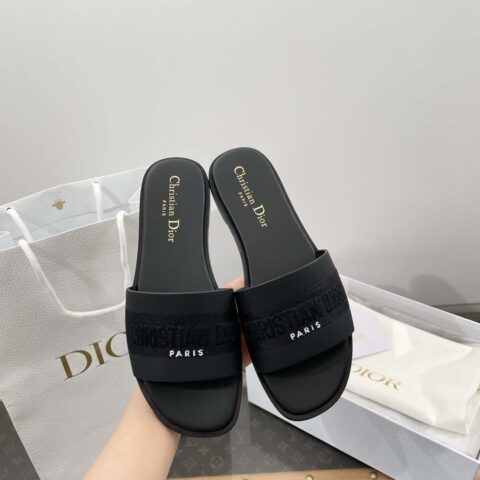 DIOR 𝟐𝟎𝟐𝟒春夏新款真皮刺绣平底拖鞋系列