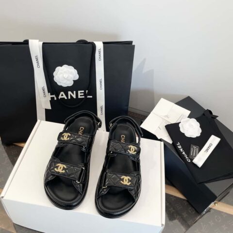 CHANEL 小香𝟐𝟎𝟐𝟒最新款双𝗖金扣 魔术贴沙滩款