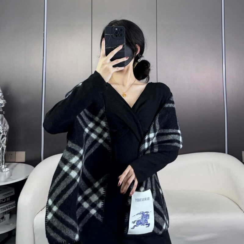 2024年最新Burberry羊绒羊毛混纺围巾