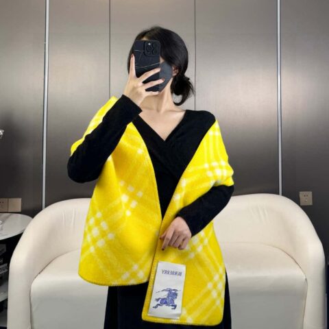 2024年最新Burberry羊绒羊毛混纺围巾
