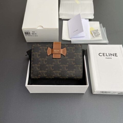 celine TRIOMPHE标志中号羊皮革钱包 10B642DB7.04LU