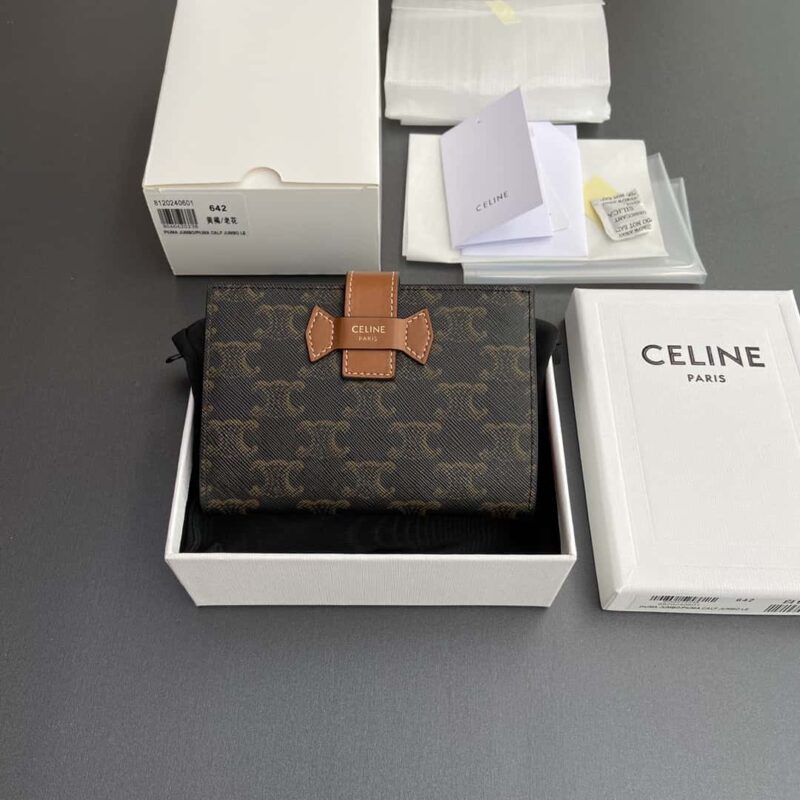 celine TRIOMPHE标志中号羊皮革钱包 10B642DB7.04LU
