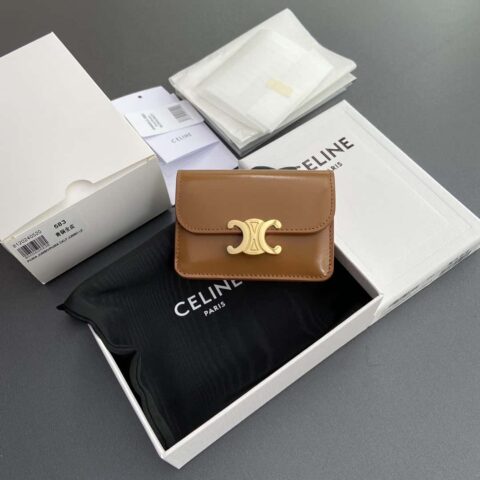 celine TRIOMPHE亮泽牛皮革翻蓋卡包 10I 582 CPJ.04LU