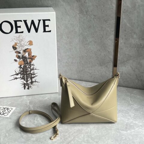 LOEWE 𝐩𝐮𝐳𝐳𝐥𝐞 𝐟𝐨𝐥𝐝 𝐩𝐨𝐮𝐜𝐡麻将包 0696牛油果绿