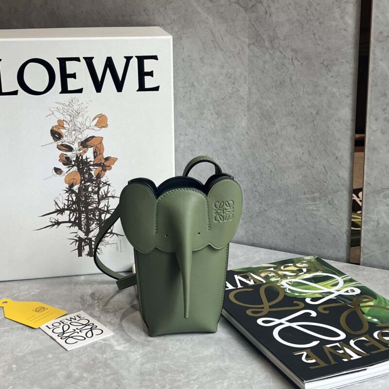 LOEWE🐘 超级卖萌的小象手机包 0557牛油果绿