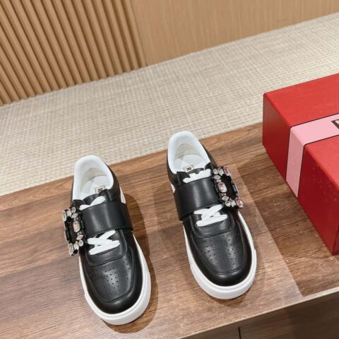 𝐑𝐨𝐠𝐞𝐫 𝐕𝐢𝐯𝐢𝐞𝐫#罗杰维维亚新款周冬雨~唐嫣~linda同款 RV方扣小白鞋