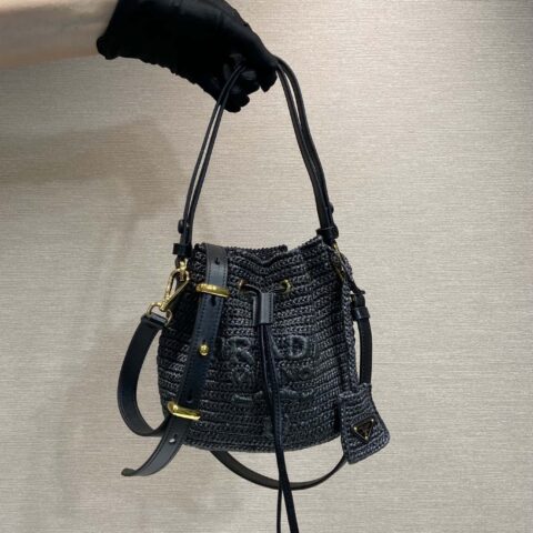 PRADA🎉草编水桶包🎉1BE068