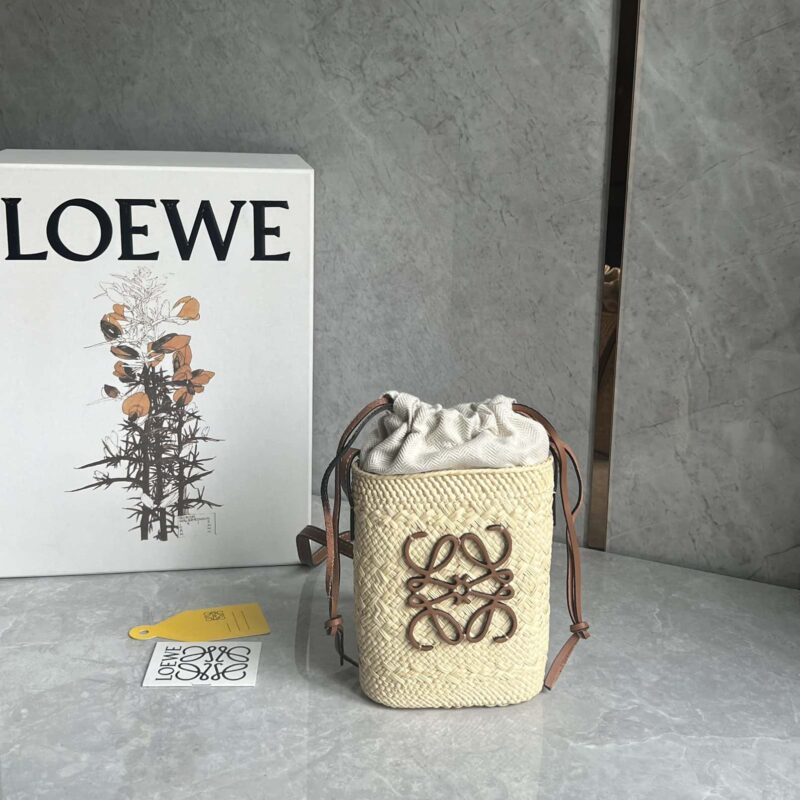 LOEWE Anagram Basket 草编手机包