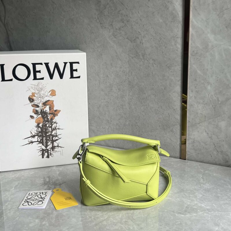 LOEWE puzzle新版几何包 0680荧光绿18CM