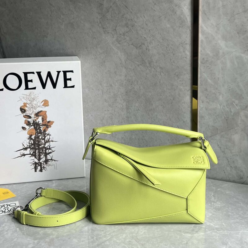 LOEWE puzzle新版几何包 0681荧光绿24CM