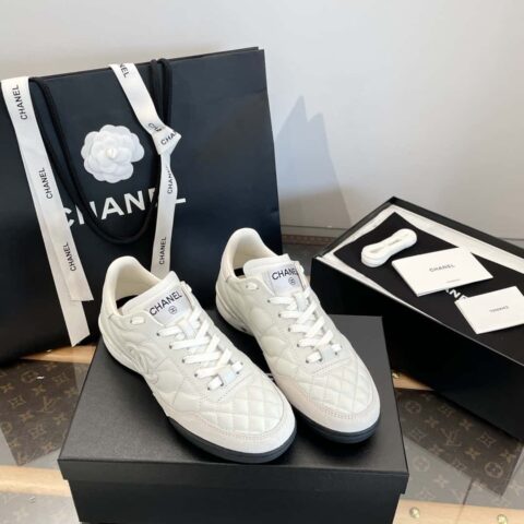 CHANEL 小香𝟐𝟎𝟐𝟒最新菱格纹三代 双C 𝐥𝐨𝐠𝐨足球鞋⚽