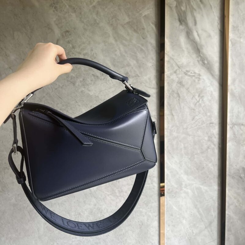LOEWE 缎面牛皮➕Anagram刺绣肩带几何包 0189蓝色24CM