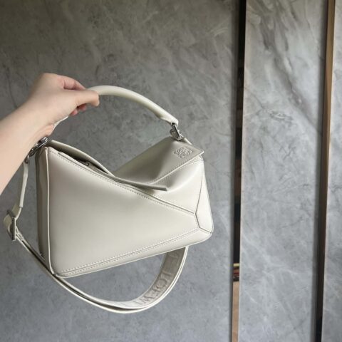 LOEWE 缎面牛皮➕Anagram刺绣肩带几何包 0189盐白24CM
