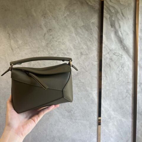 LOEWE全新做法mini肩带可调节puzzle几何包 0680卡其绿18CM