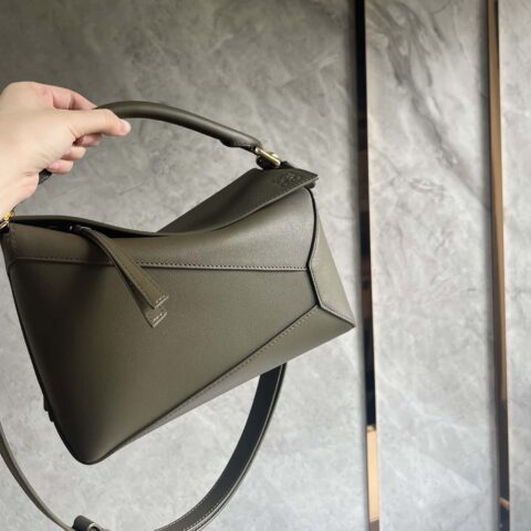 LOEWE全新做法mini肩带可调节puzzle几何包 0681卡其绿24CM