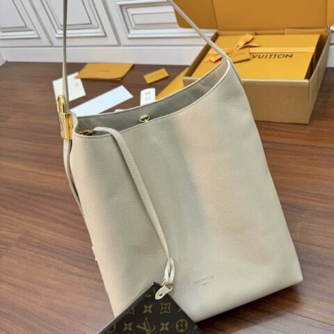 LV M25022 LOW KEY HOBO 中号手袋