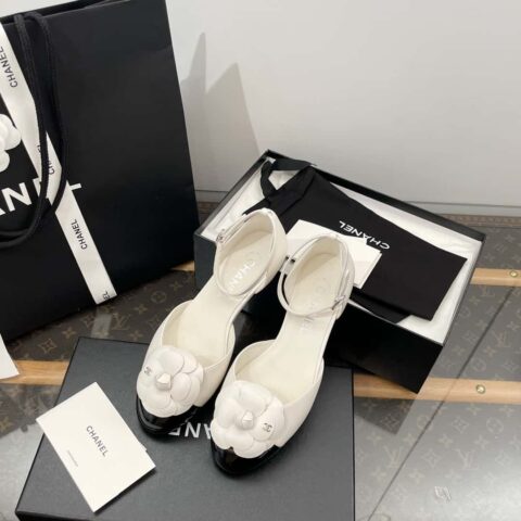 CHANEL小香𝟐𝟎𝟐𝟒早春山茶花❀中空玛丽珍凉鞋