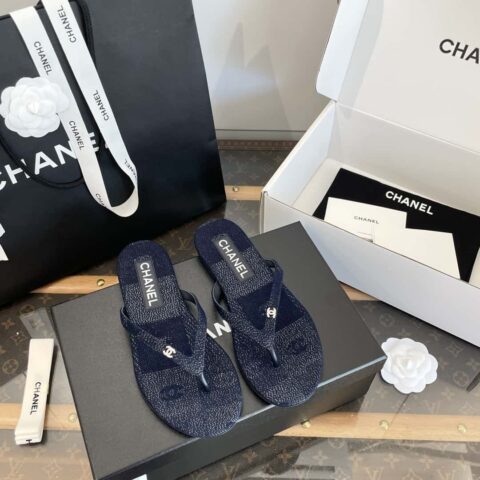 CHANEL小香𝟐𝟎𝟐𝟒牛仔蓝 双C水钻扣人字夹脚拖鞋