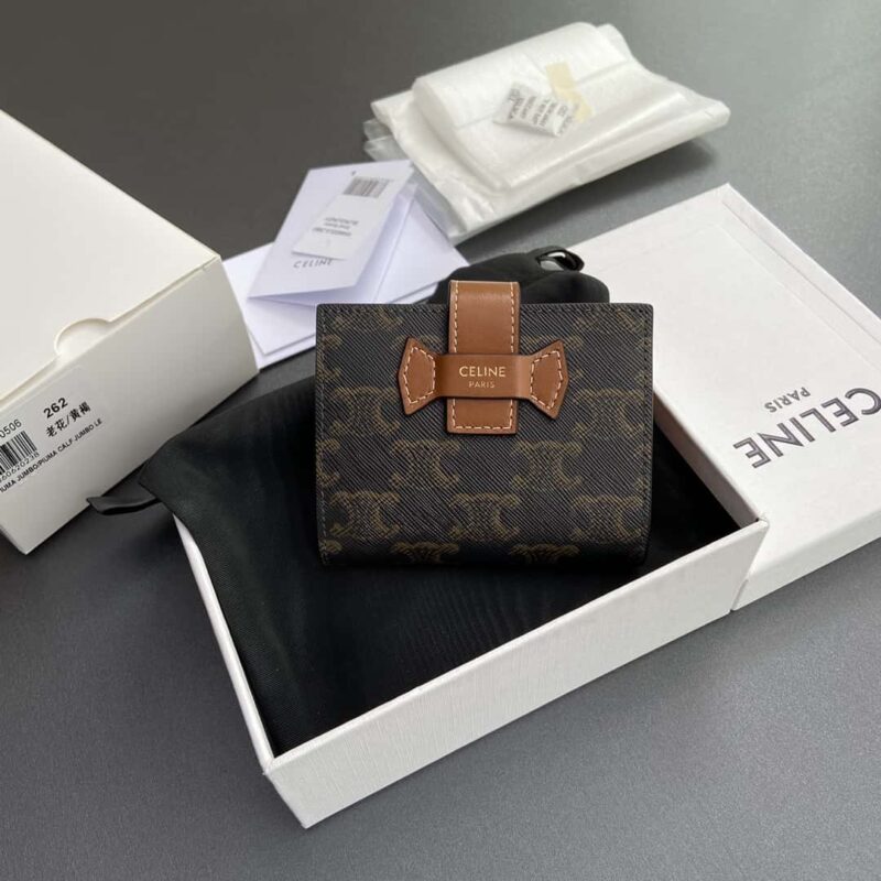 CELINE TRIOMPHE标志印花短款三折钱包 10H262DB7.04LU