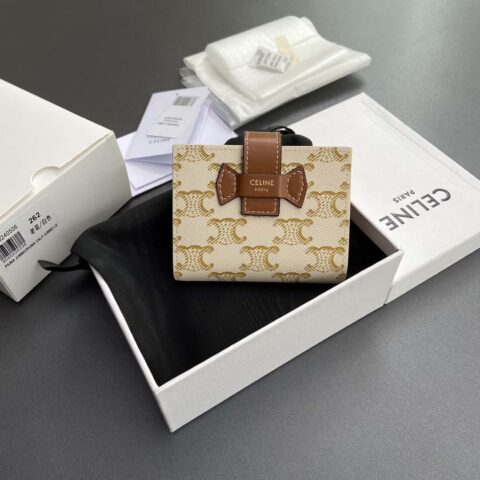 CELINE TRIOMPHE标志印花短款三折钱包 10H262DB7.04LU