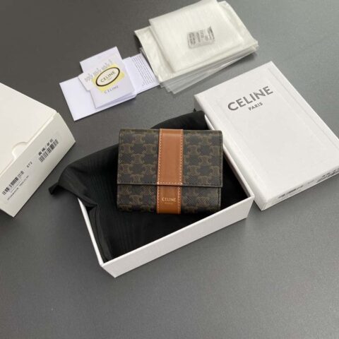 CELINE TRIOMPHE标志印花短款三折钱包 10D572BZ9.04LU