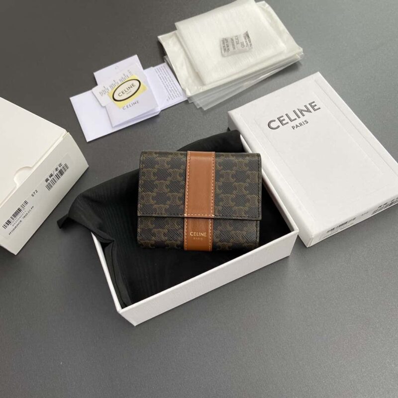 CELINE TRIOMPHE标志印花短款三折钱包 10D572BZ9.04LU