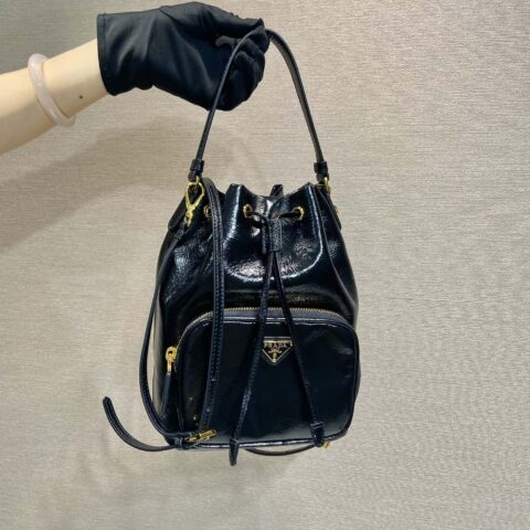 PRADA🎉漆皱皮水桶包🎉1BH038