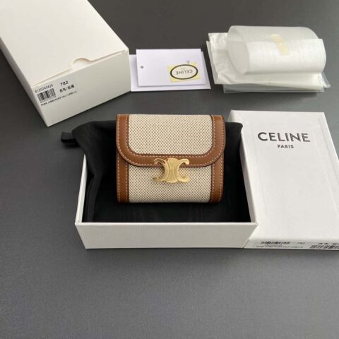CELINE TRIOMPHE织物杏布和牛皮革短款钱包 10D782CQH.04LU783